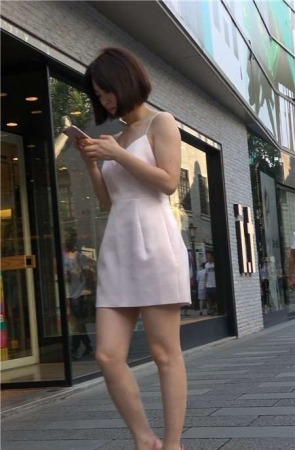 4k-性感吊带裙极品粉色高跟鞋街拍美女 [1.15 GB]