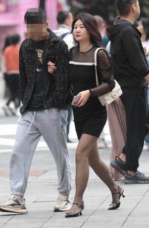 街拍黑丝高跟