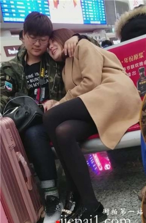 4k-有福气的眼镜男，这么漂亮黑丝女友亲亲我我