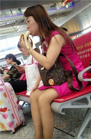 4k-吃香蕉的丝袜美腿少妇，你是不是也邪恶了？