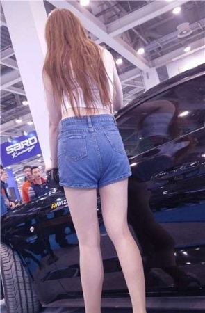 4k超清，大长腿高腰牛仔热裤美女车模，身材真TM极品