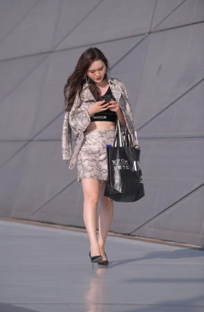 白嫩的美腿高跟美女