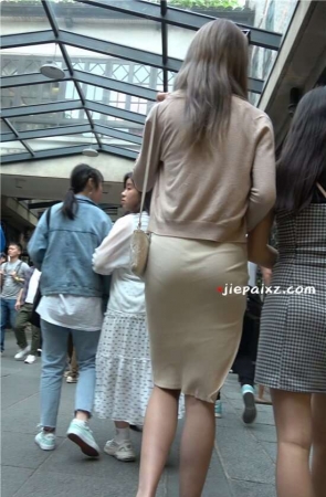 4K – 裹臀裙翘臀美眉 [1.31 GB/MP4]