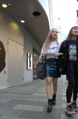 4K – 街拍黄头发皮短裙妹子 [1.11 GB/MP4]