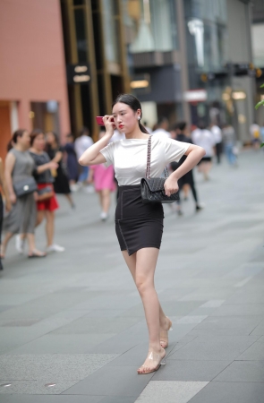 简单穿着 长腿美的迷人