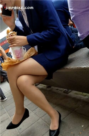 4K – 女神级美腿丝袜姑娘休息吃汉堡 [783 MB/MP4]