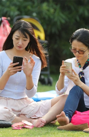 No848 草坪姐妹花，玉足全露出，我们都爱更性感奔放的那个 第1套