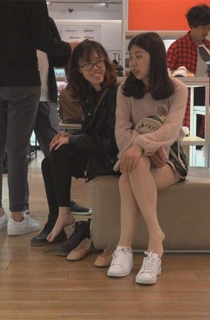 街拍鞋店没事试鞋子的美好时光