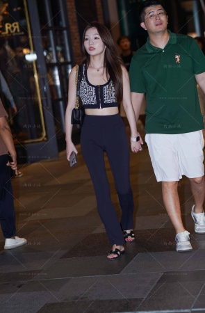 黑色紧身裤女盆友