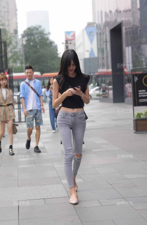 苗条身材牛仔妹子