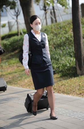 【街拍心灵】空姐黑丝制服街拍美腿上班去