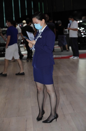 【街拍心灵】黑 丝街拍高跟汽车销shou在工作