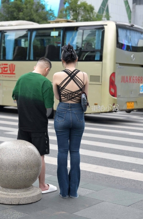 街拍大长腿喇叭牛仔裤美眉