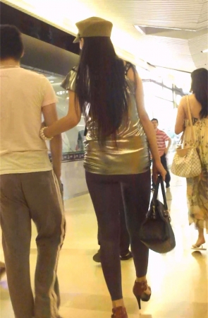 美女的性感蓝色紧身裤