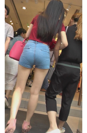 红衣蓝色紧身牛仔短裤妹子