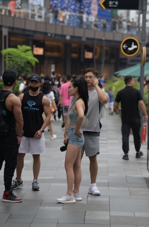 紧身牛仔热裤美女