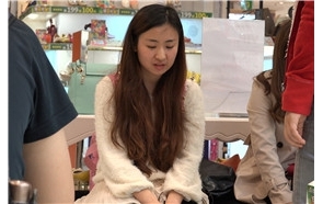 4K – 要做伴娘的可爱妹子，选鞋时小露足底一把 [1.07 GB/MP4]