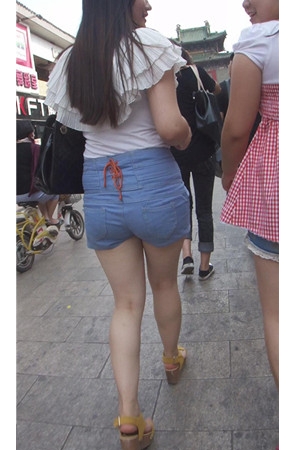 牛仔热裤高腰妹子