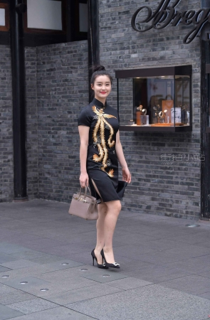 甜美的旗袍女孩