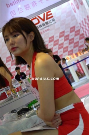 超短包臀裙性感靓模 [1.58 GB/MP4]