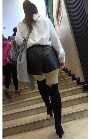 黑色高靴皮裤肉丝美女