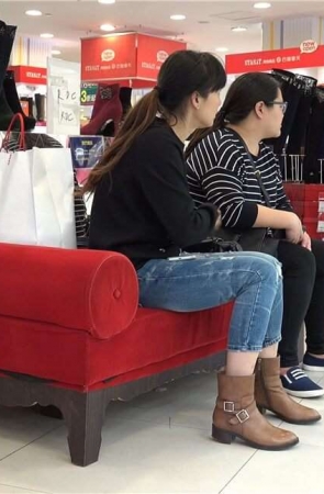 4K – 试鞋的牛仔美妇 [1.01 GB/MP4]