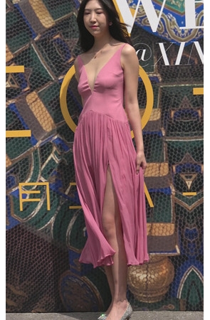 漂亮的V领礼服美女