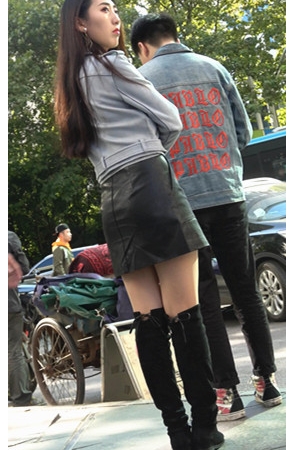 长靴黑皮裙小姐姐