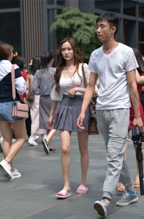 摄神街拍作品 – 性感大胸，百褶裙美腿美眉