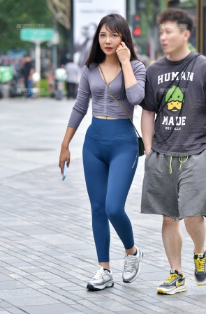 蓝色紧身裤美女