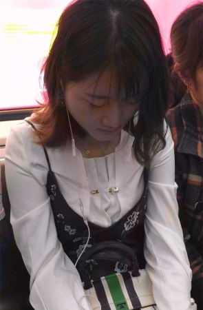 地铁上的黑丝袜美女睡着了
