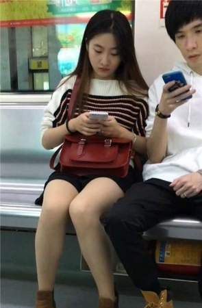 地铁上的甜美小清新美女姐姐