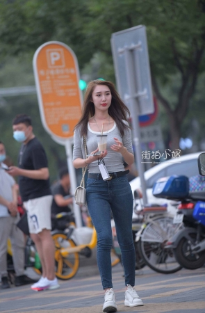 街拍高颜值牛仔小姐姐