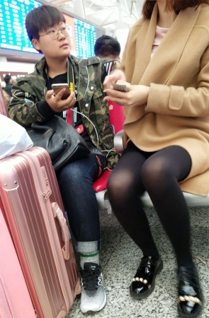 高铁站候车的黑色丝袜极品长腿短发美女
