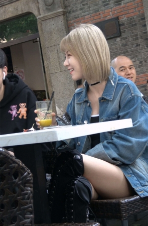 牛仔美腿黄发小妹