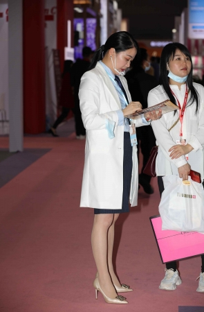 【街拍心灵】医美销 售顾问街拍肉丝高跟脱鞋歇歇