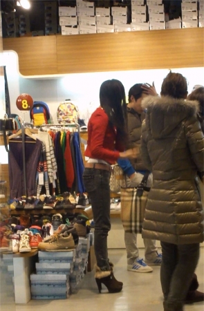 气质美女的紧身牛仔裤美臀