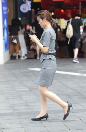 诱惑肉丝街拍高跟OL