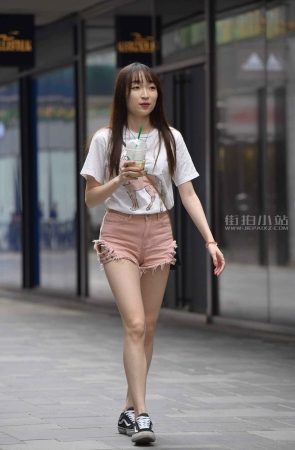 街拍黑长直发，粉色热裤小姐姐