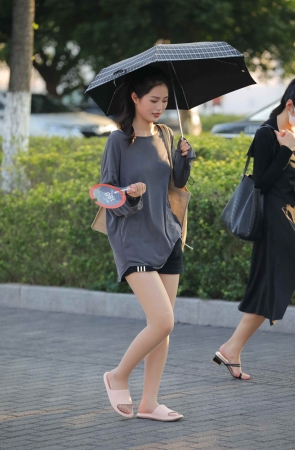 【街拍心灵】车展礼仪下班街拍高跟累穿拖鞋肉 丝热乎乎