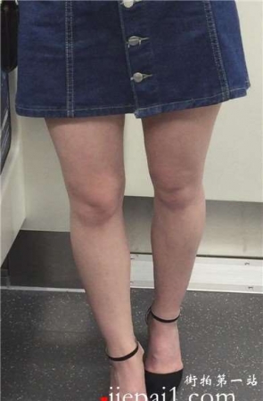 地铁偶遇大红唇美女，超文静甜美。