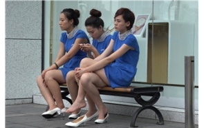 礼仪美眉脱鞋 [1.50 GB/MP4]