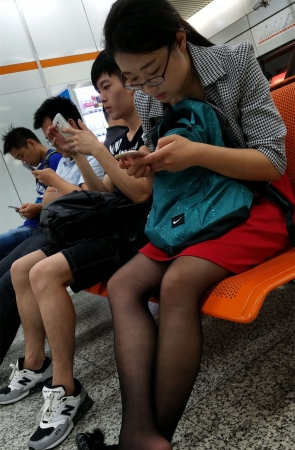 高铁车站候车室的黑丝黑高眼镜妹