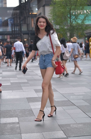 含羞的笑容，热裤大长腿小姐姐