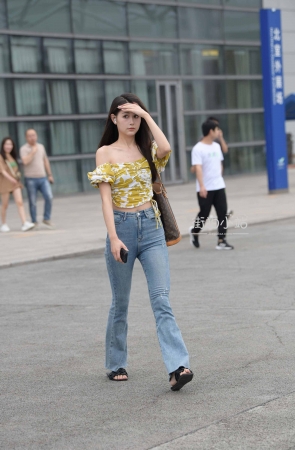 靓丽的牛仔长裤小姐姐一枚