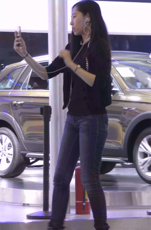 黑色衬衫牛仔裤美女