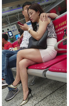 玩手机的裸腿妹子