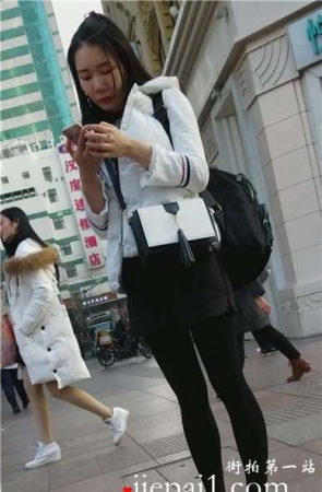 4k-黑色裤袜打底裤的小清新美眉。