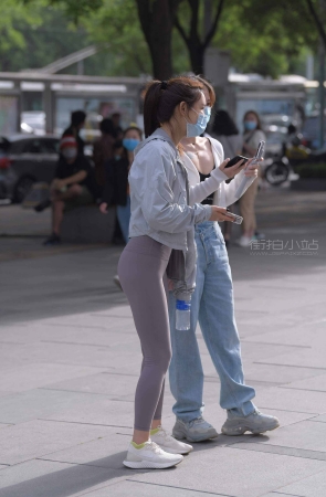 街拍娇小型紧身瑜伽裤妹儿