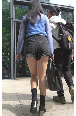 漂亮的黑色热裤美女